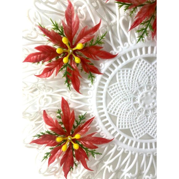 Vintage White Lace-Look Decorative Plastic Doiley With Red & Yellow Floral Accen - Picture 4 of 4